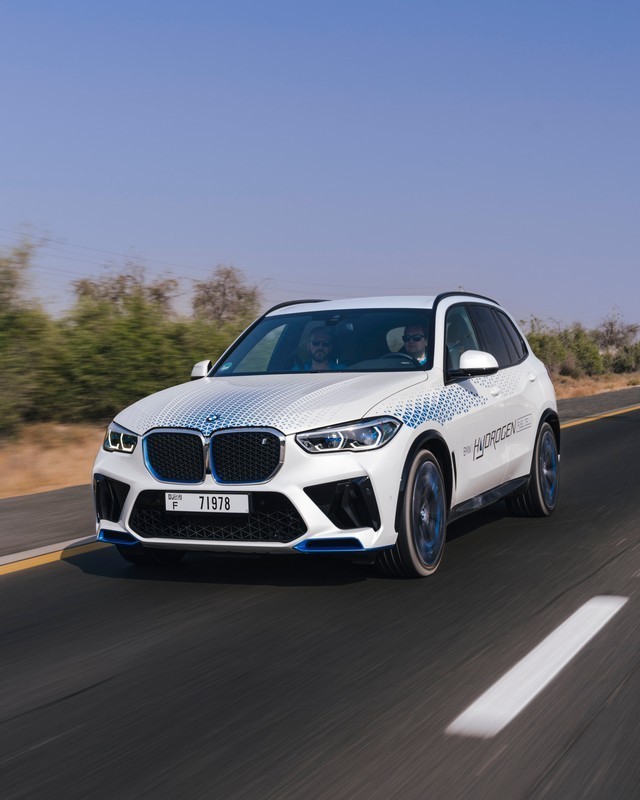 A-BMW-iX5-Hydrogen-a-sivatagban-tesztelt-1