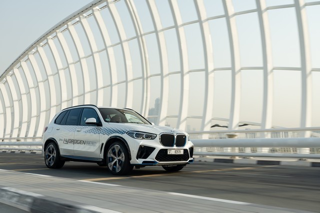 A-BMW-iX5-Hydrogen-a-sivatagban-tesztelt-10
