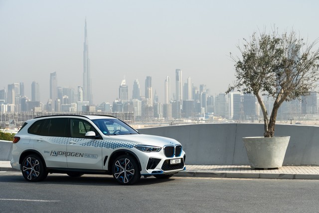 A-BMW-iX5-Hydrogen-a-sivatagban-tesztelt-38