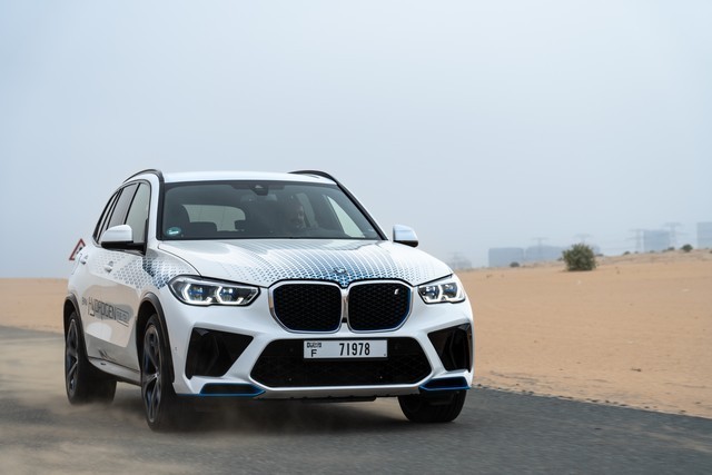 A-BMW-iX5-Hydrogen-a-sivatagban-tesztelt-5