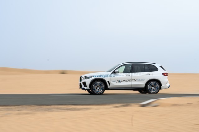A-BMW-iX5-Hydrogen-a-sivatagban-tesztelt-58