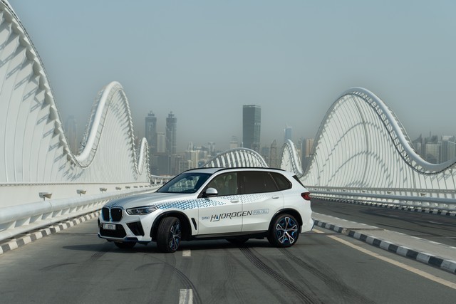 A-BMW-iX5-Hydrogen-a-sivatagban-tesztelt-6