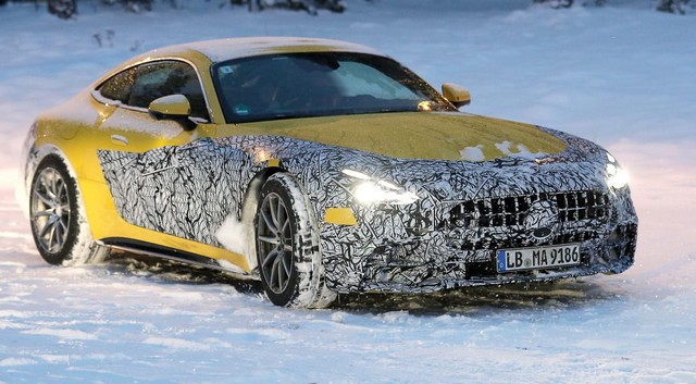Az új, 2023-as Mercedes-AMG GT téli teszteken járt