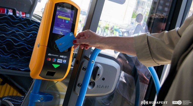 Új digitális jegyvásárlási és -érvényesítési rendszert tesztel a BKK a 100E repülőtéri buszjáraton