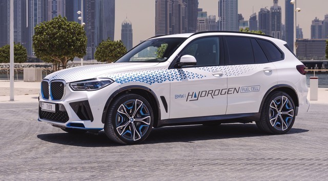 A  BMW iX5 Hydrogen a sivatagban tesztelt